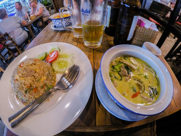 bangkok, food, eating out, restaurants, street food, market, food, curry, pad thai, rice, beer, travellingbookjunkie, guide, advice,