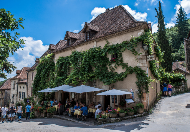 Peaceful street side restaurants Cirq Lapopie, France