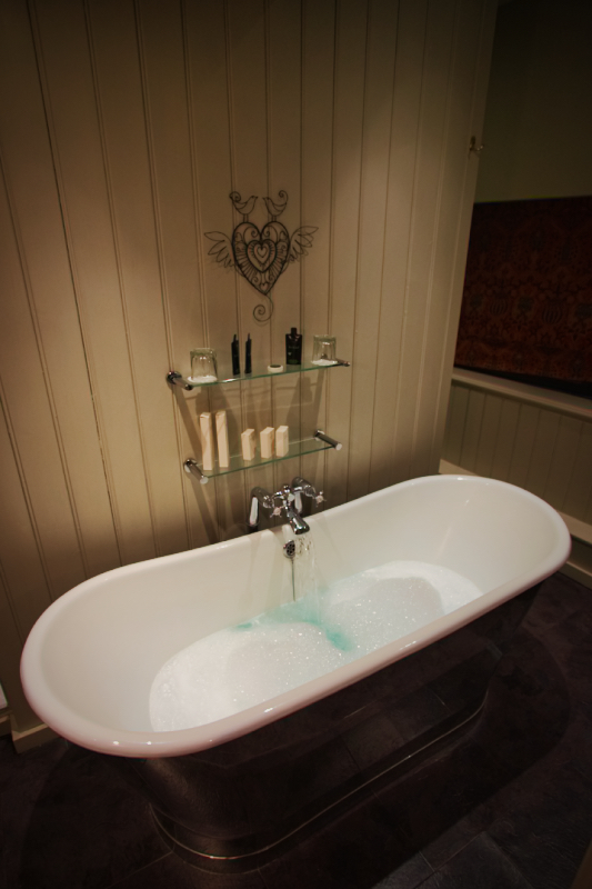 The bath tub in the Romeo and Juliet Room at The White Swan in Stratford-upon-Avon