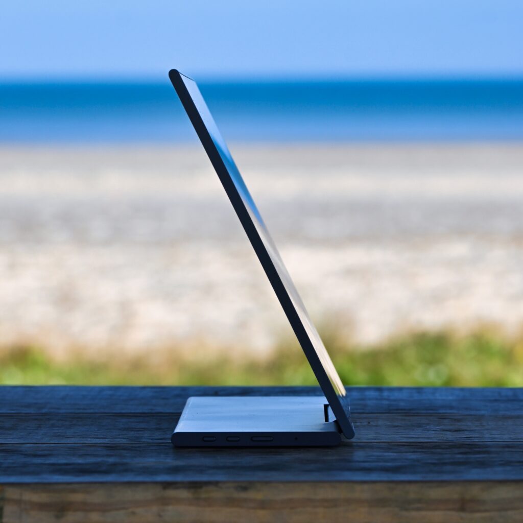 INNOCN Travel Monitor N1F PRO is portable to be able to use when on the go