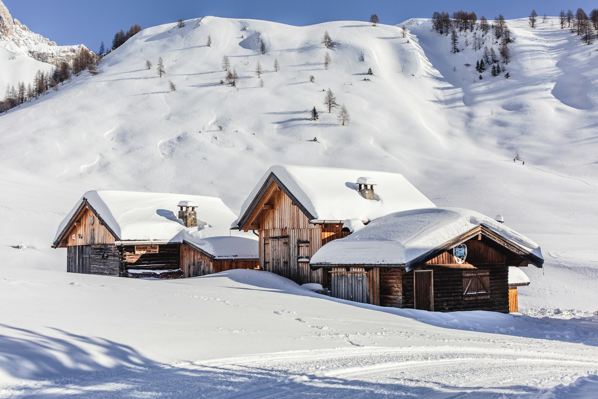 Winter romantic retreat ideas in an alpine lodge in the mountains