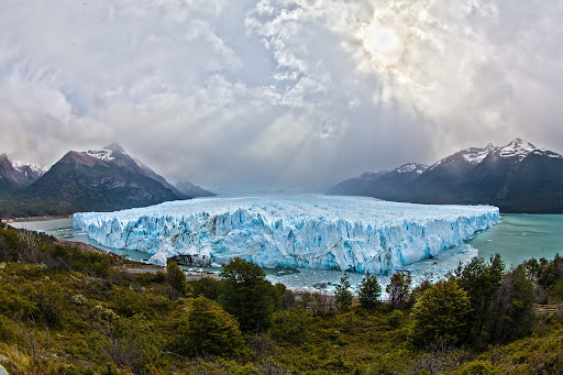 The differing views of Argentine, with icebergs and mountain tops 