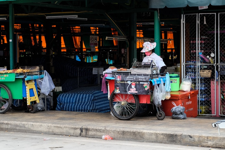 bangkok, street food, thailand, eating, stalls, food, market, eating, street, thai, travellingbookjunkie